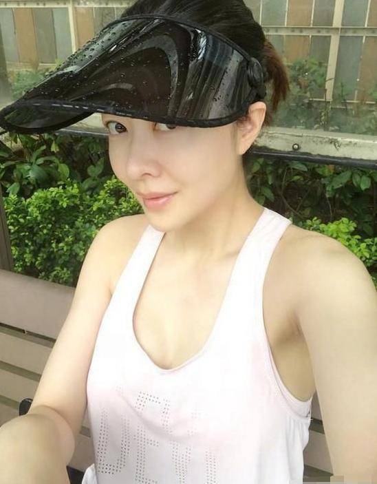 熊黛林好时尚,穿连体装身材零赘肉,秀"括号臀"凹凸感好不真实_线条美