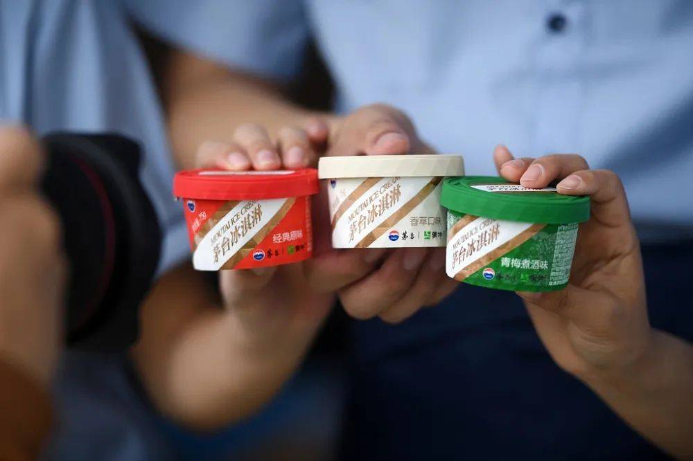茅台酒業與蒙牛集團聯手推出跨界產品,被外界視為是茅台集團近年來積極撬開年輕人市場的手段之一。