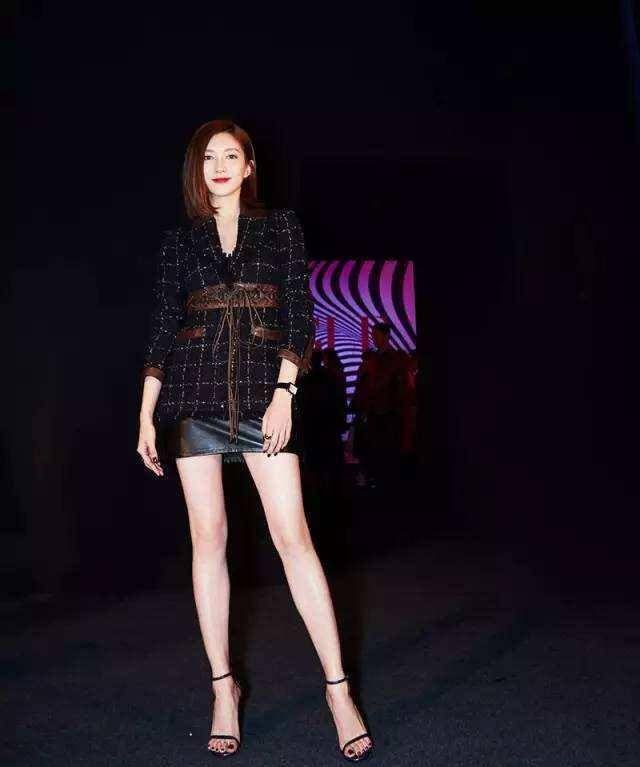 人人都有的一字带凉鞋,像江疏影张天爱这样穿出独一无二时髦感_黑色