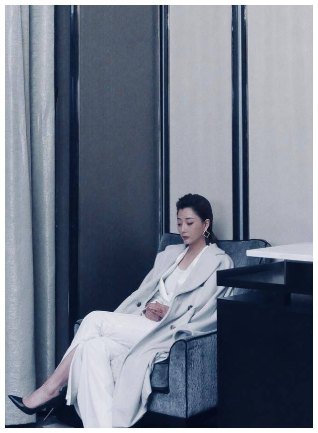 原创殷桃人美却低调完全没有架子穿着朴素也挡不住女人味