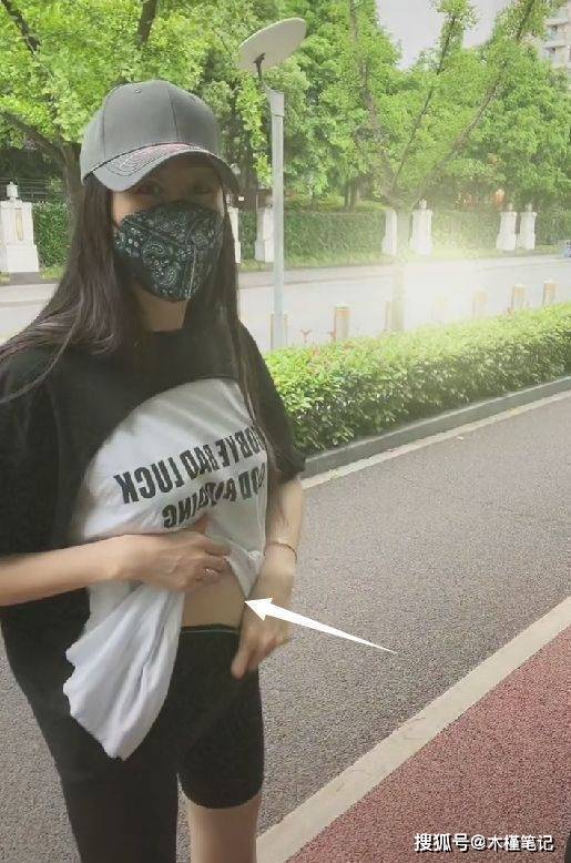 蒋丽莎疑似怀五胎大街上露肚皮被指不雅观小腹隆起引发热议