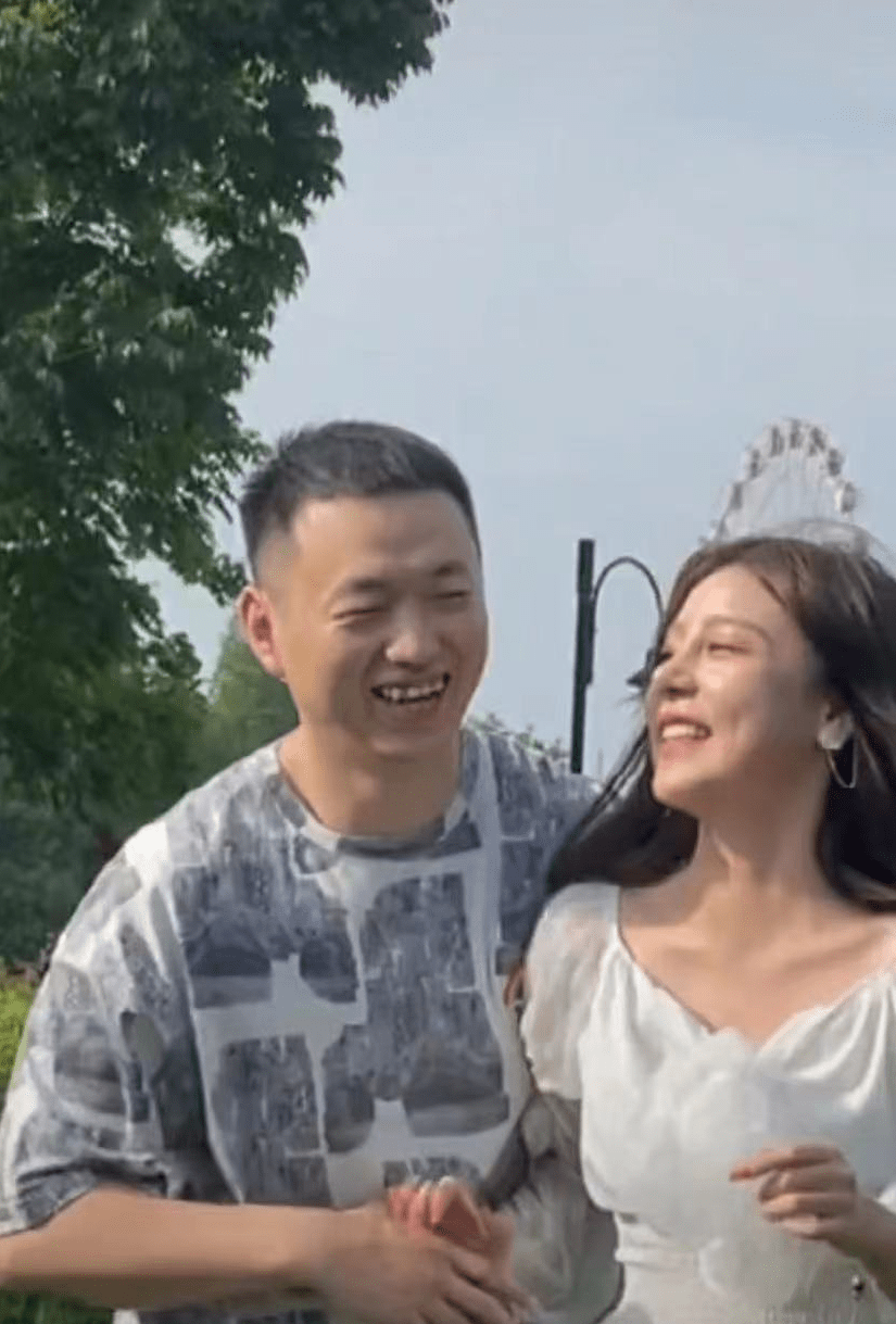 画面看点十足,各位粉丝网友还将目光聚焦到了药水哥女友的颜值身材上