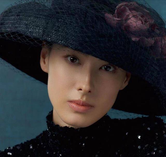 33岁梁洛施最新时尚大片曝光,短发造型英气逼人,电影氛围感美爆_周吉