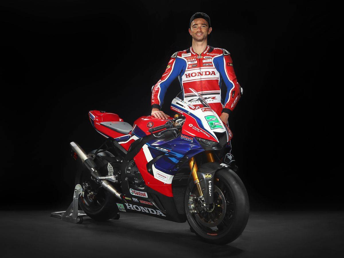 原创地表最狂键盘车手曼岛tt新秀用游戏熟悉赛道环境