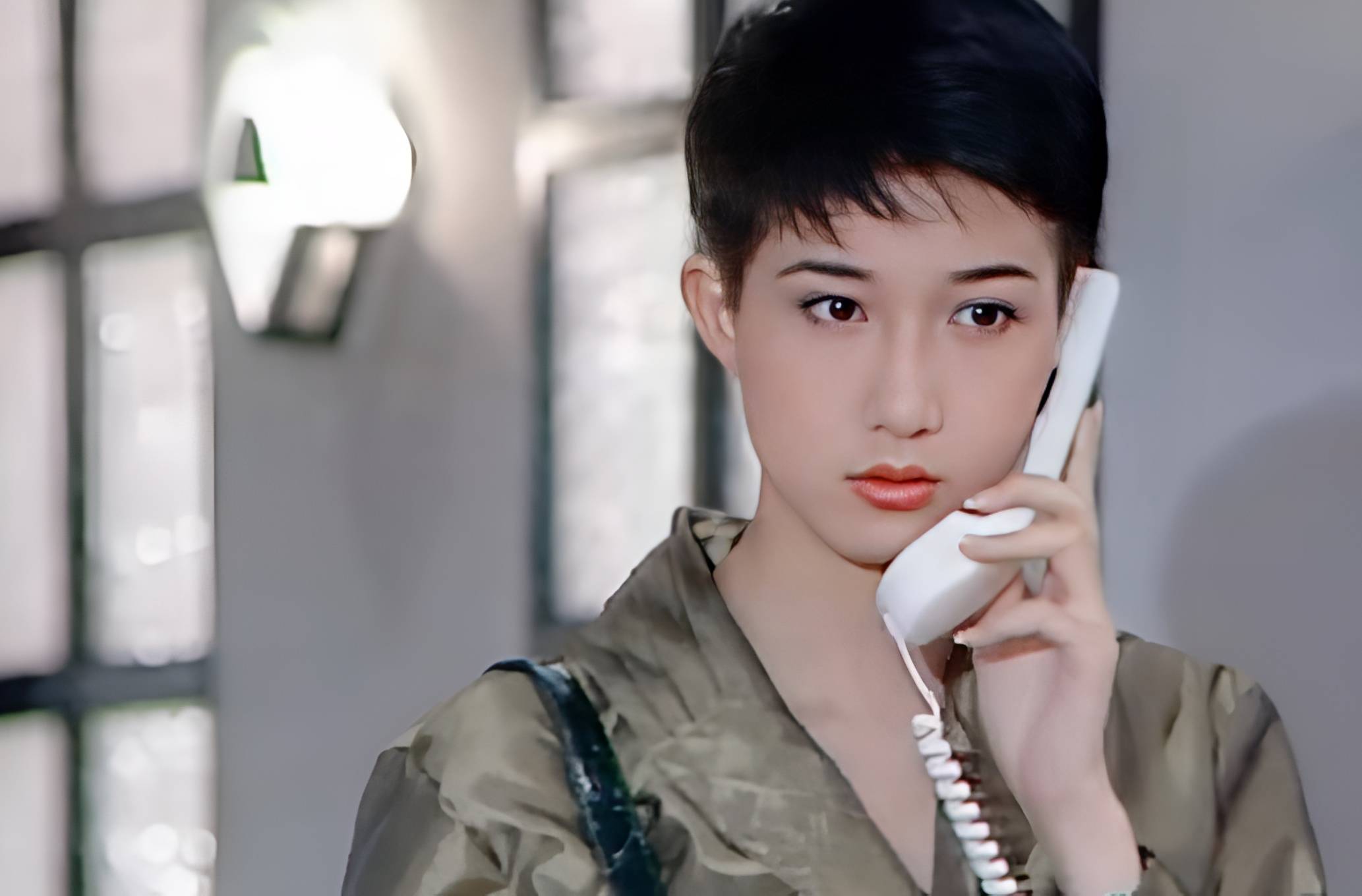 房祖名的妈妈林凤娇70年代时与林青霞齐名,面容姣好,气质明媚.