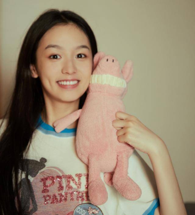 原创周也分享与玩偶合照甜美可爱的软妹子被小清新的颜值圈粉