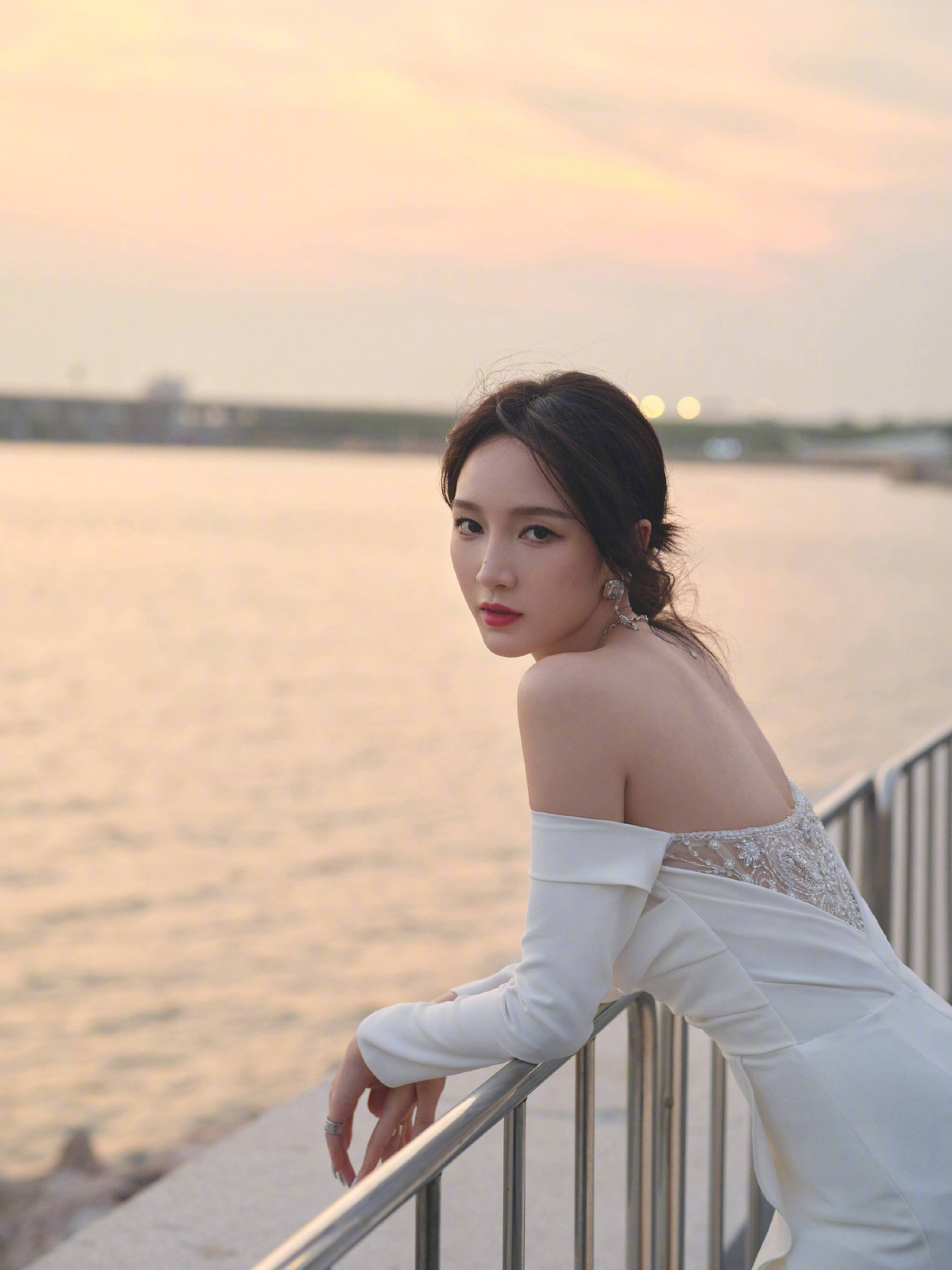 四川多地震感强烈 孟佳发文报平安:大家都注意安全!_四川雅安6.