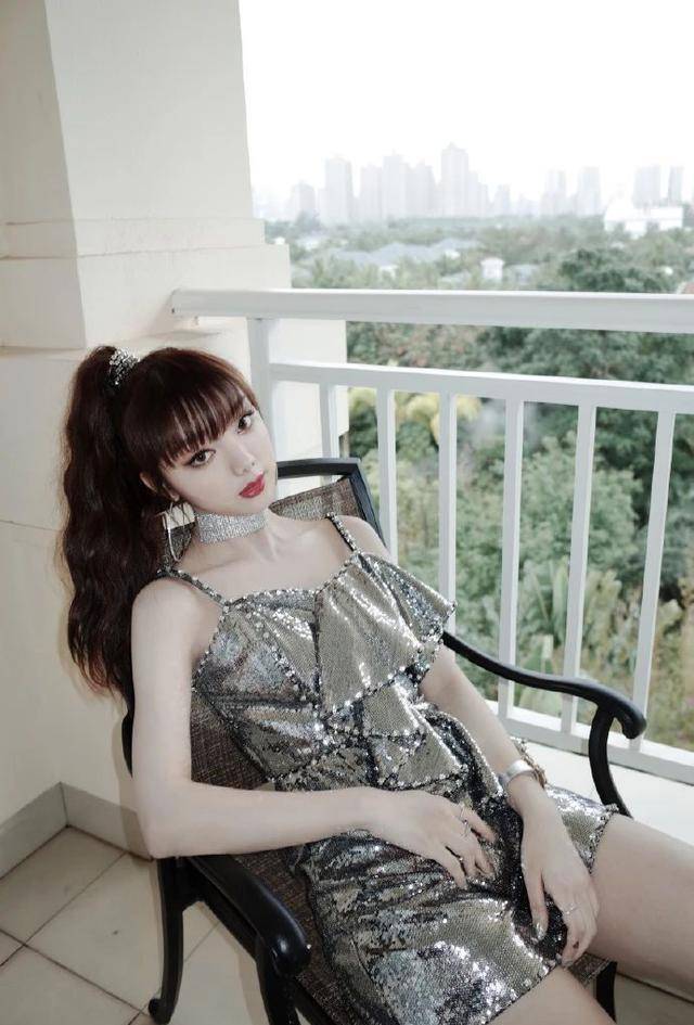 20岁李紫婷穿大红旗袍配红色高跟鞋显逆天身高有钱人气质真好