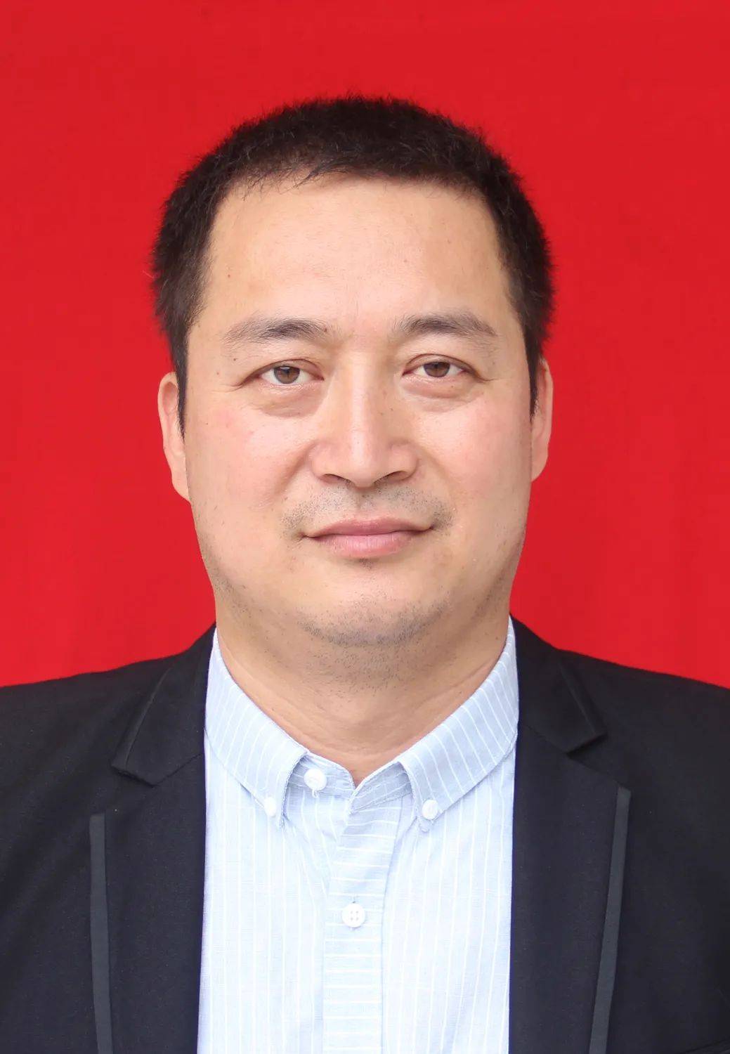 胡智海,中共党员,中学一级教师,赣州市优秀班主任,县优秀班主任,县