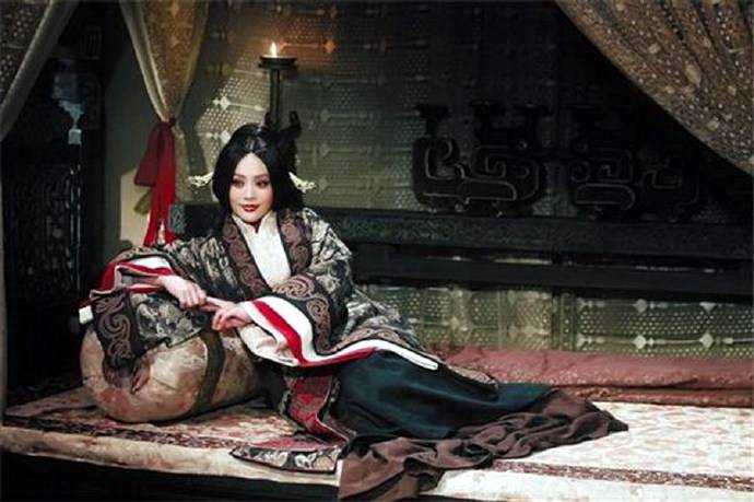 赵姬：她是歌女，也被视为天下第一淫荡女人，因为她儿子是秦始皇