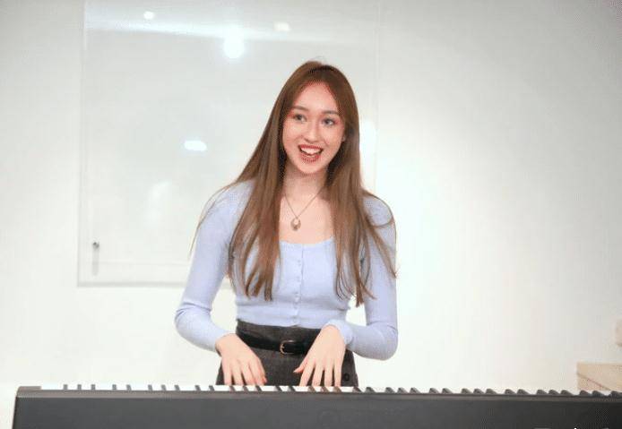 原创黄品源18岁女儿近照身高1米75气质好4个月读完高中智商高