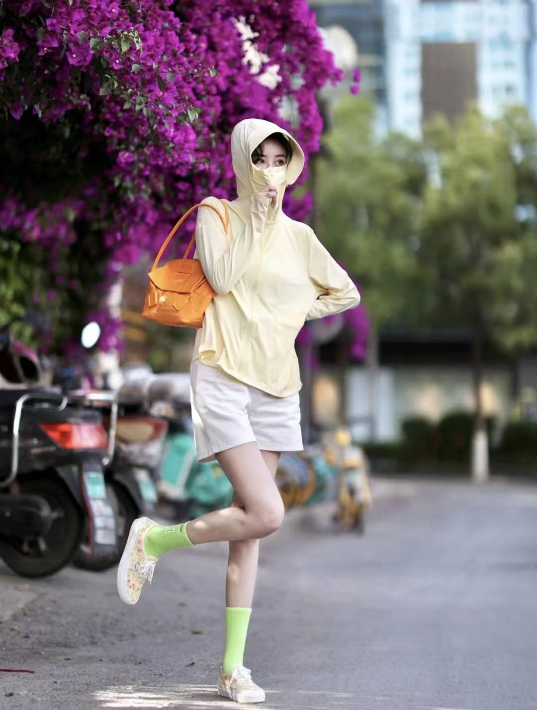 原创白色短裤怎么搭配上衣和鞋子好看