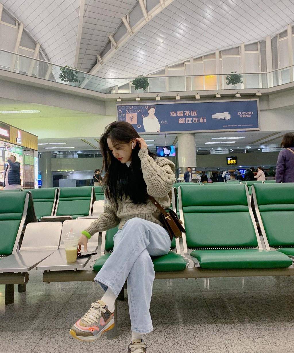 原创章若楠写真照曝光穿针织裙短外套配长筒靴分层搭配尽显大长腿