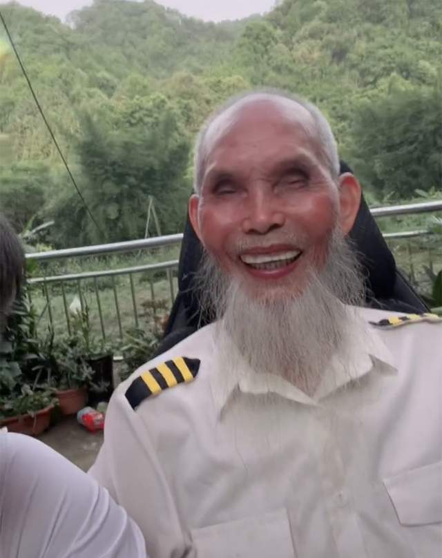 原创许华升为爷爷庆祝88岁大寿邀请美女跳贴身舞爷爷全程合不拢嘴