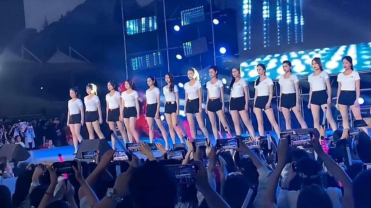 原创湖北一高校学生走秀堪比维秘引现场尖叫连连惊呼满屏都是腿