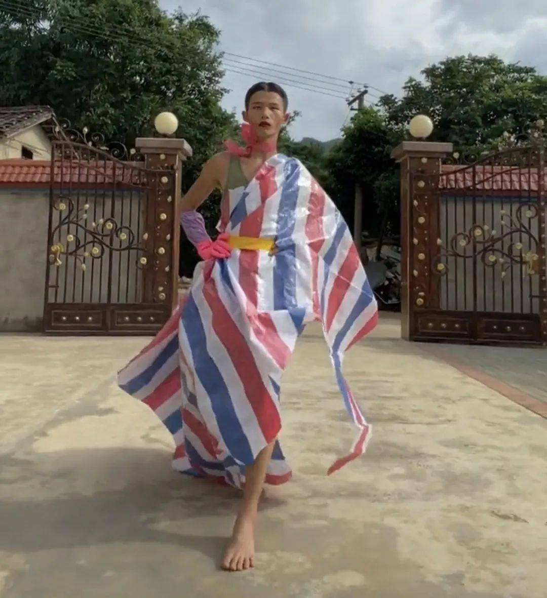 身披垃圾袋的农村男孩光着脚杀进了国际超模圈子