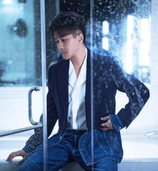 原创刘恺威时隔大半年出关最新造型新潮十足身材清瘦眼神变疲惫