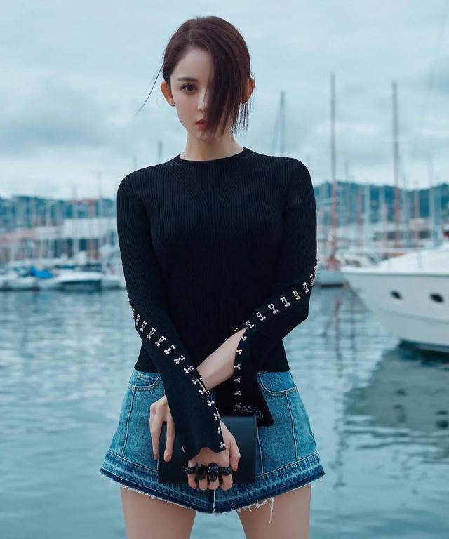 古力娜扎穿上短裤还抬高腿真是让人心跳加速乖乖女也变风格了