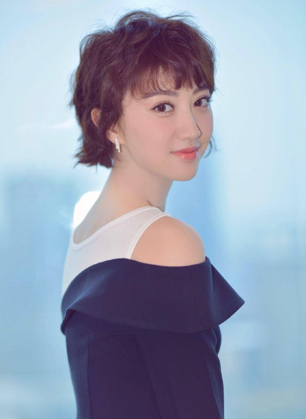 看看这张宣传照,抹着大红唇的冬雨也不会给人"偷涂妈妈口红"的错觉,她
