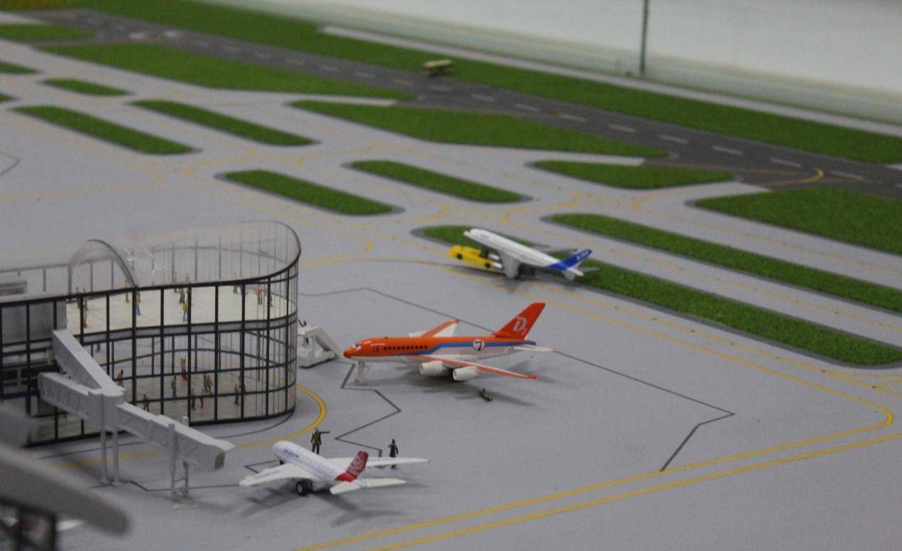 第一次看到机场沙盘模型小"空姐""空少"们穿上制服参观了机场沙盘模型