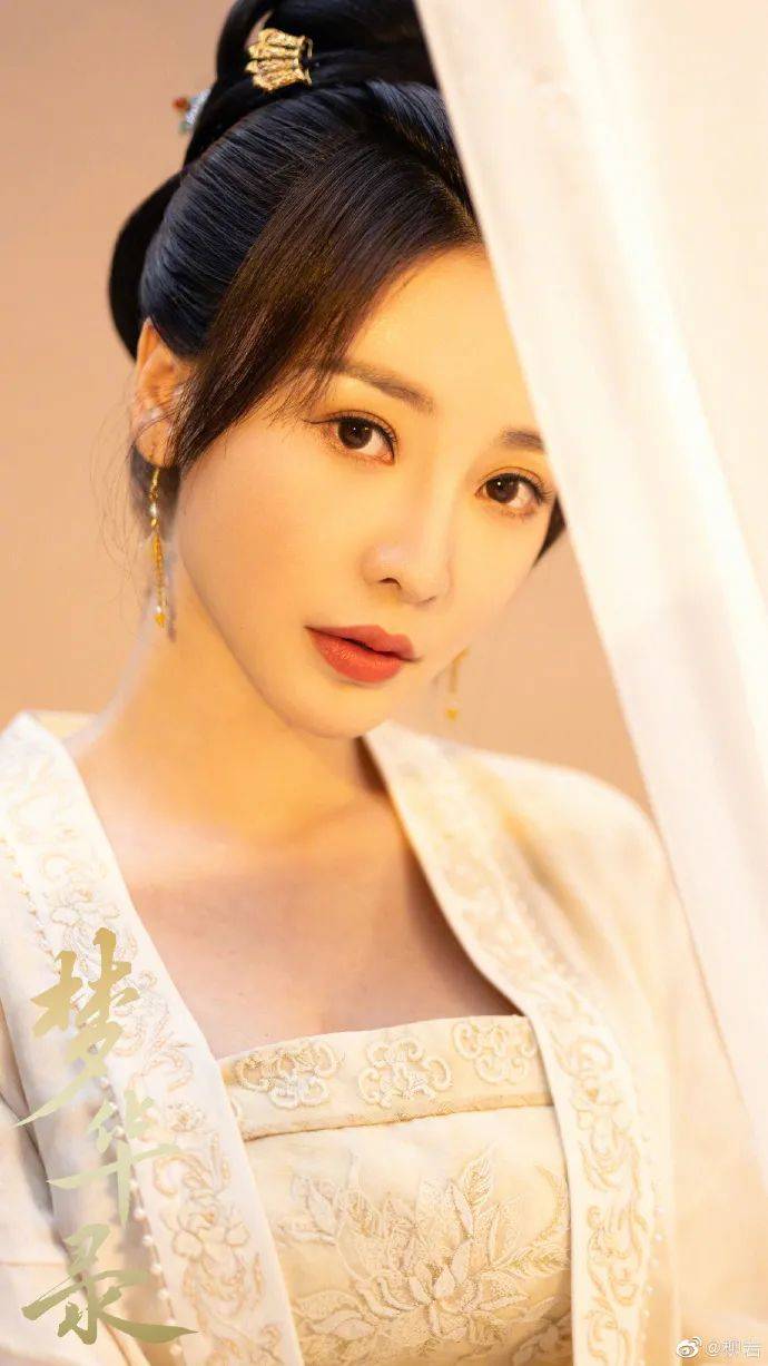 原创柳岩发性感古装剧照小秀事业线成熟妩媚的性感女神