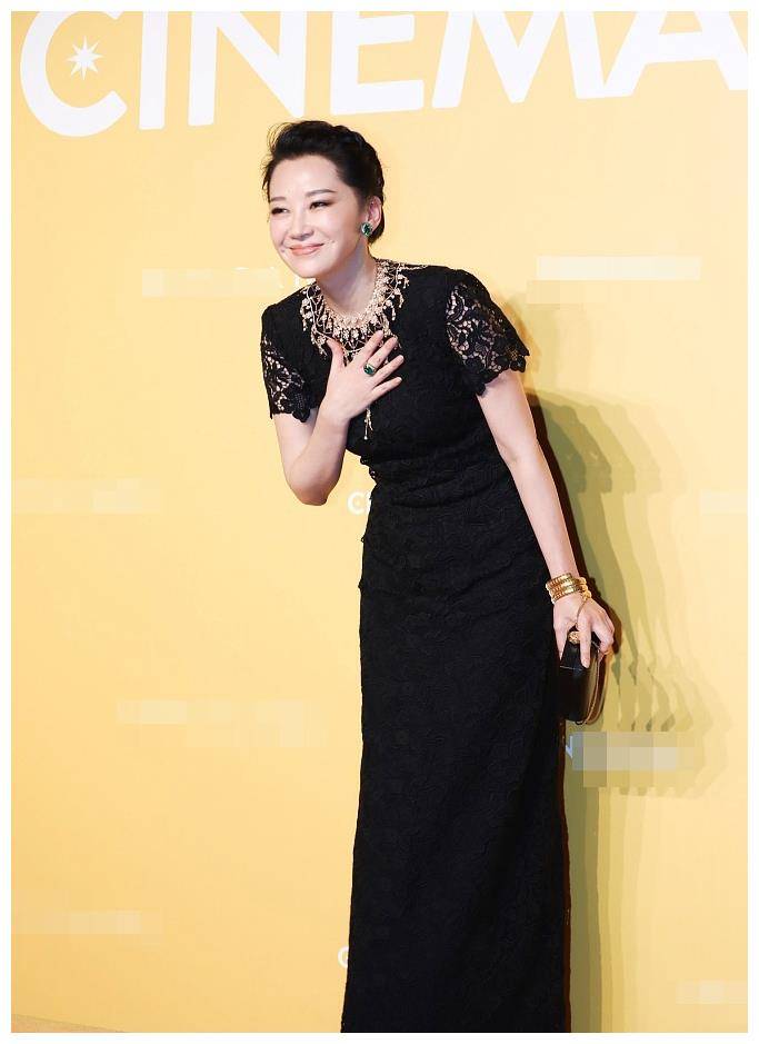 50岁许晴厉害,一袭黑色蕾丝长裙优雅亮相,一点儿不输年轻小花