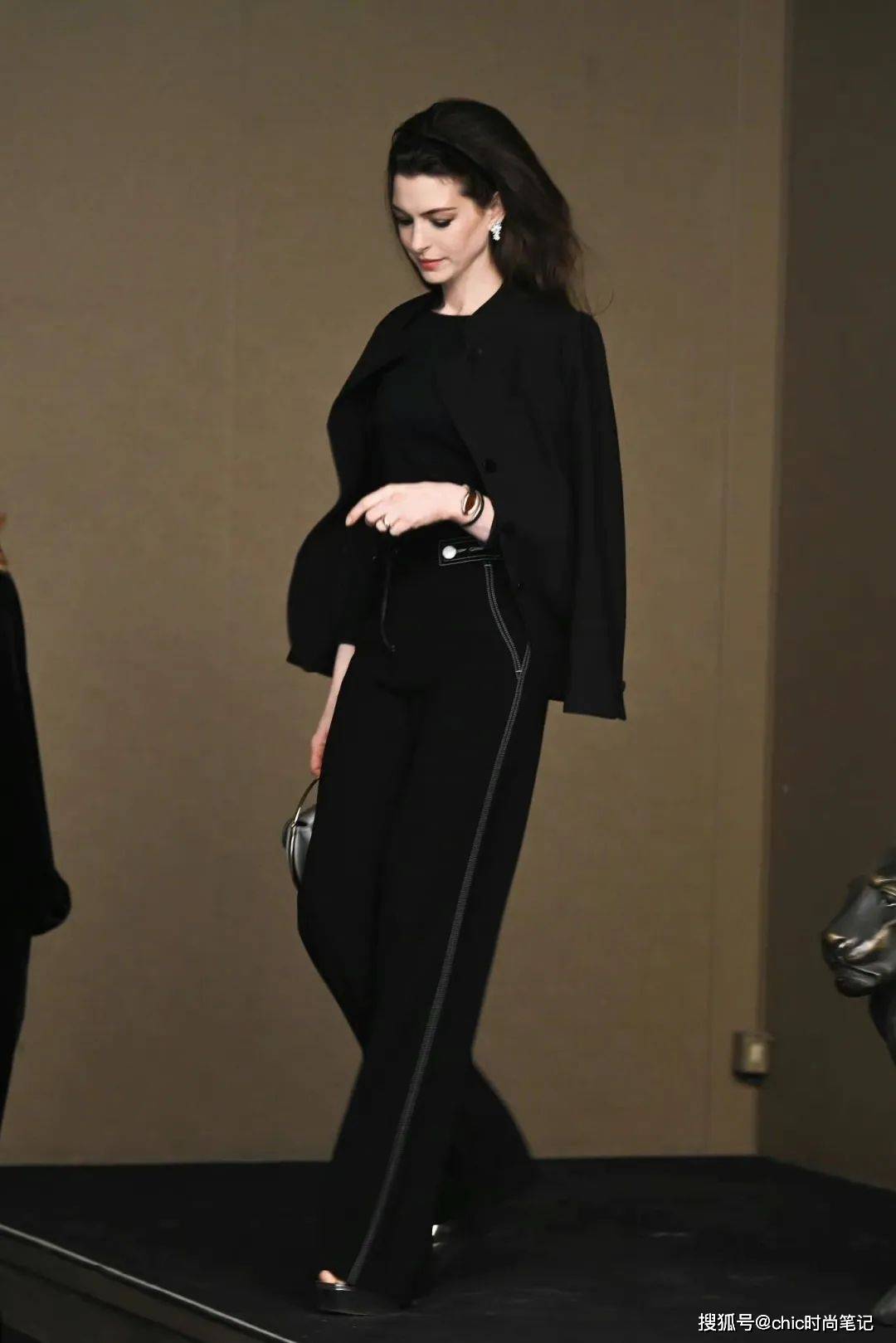 ·海瑟薇状态太好三七分身材比让人梦回猫女时代
