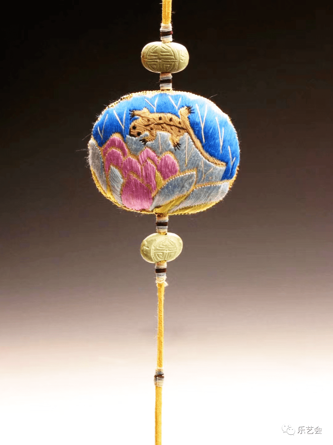 浙江省博物馆展此小盒应该是五毒组盒中的一件,为装端午节令物品所用