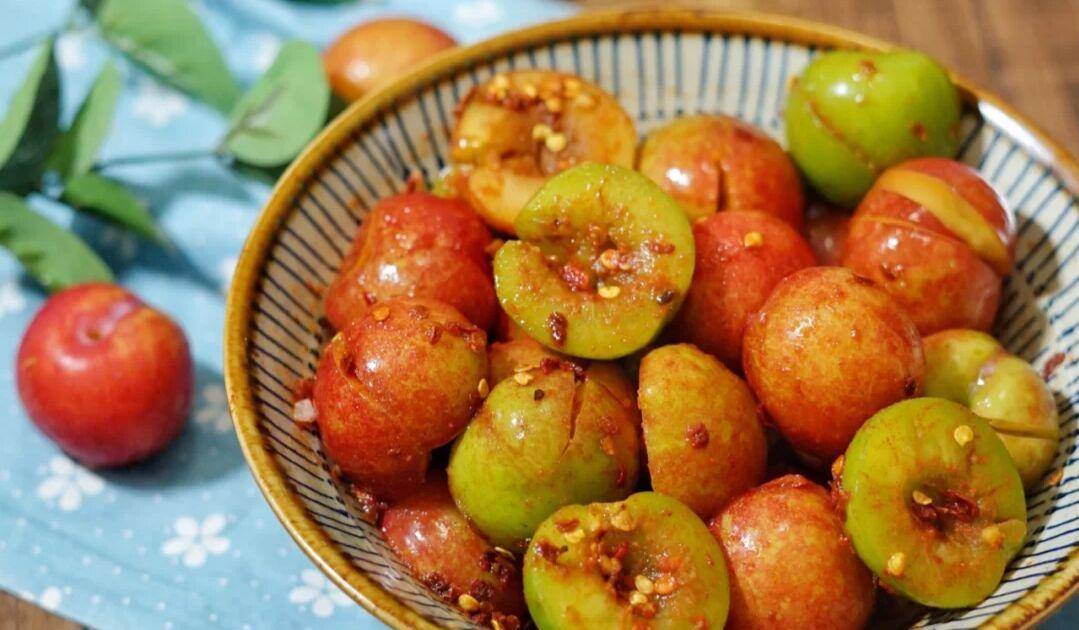 原创炎热的夏天怎么能少得了凉拌李子做法简单酸酸辣辣超过瘾
