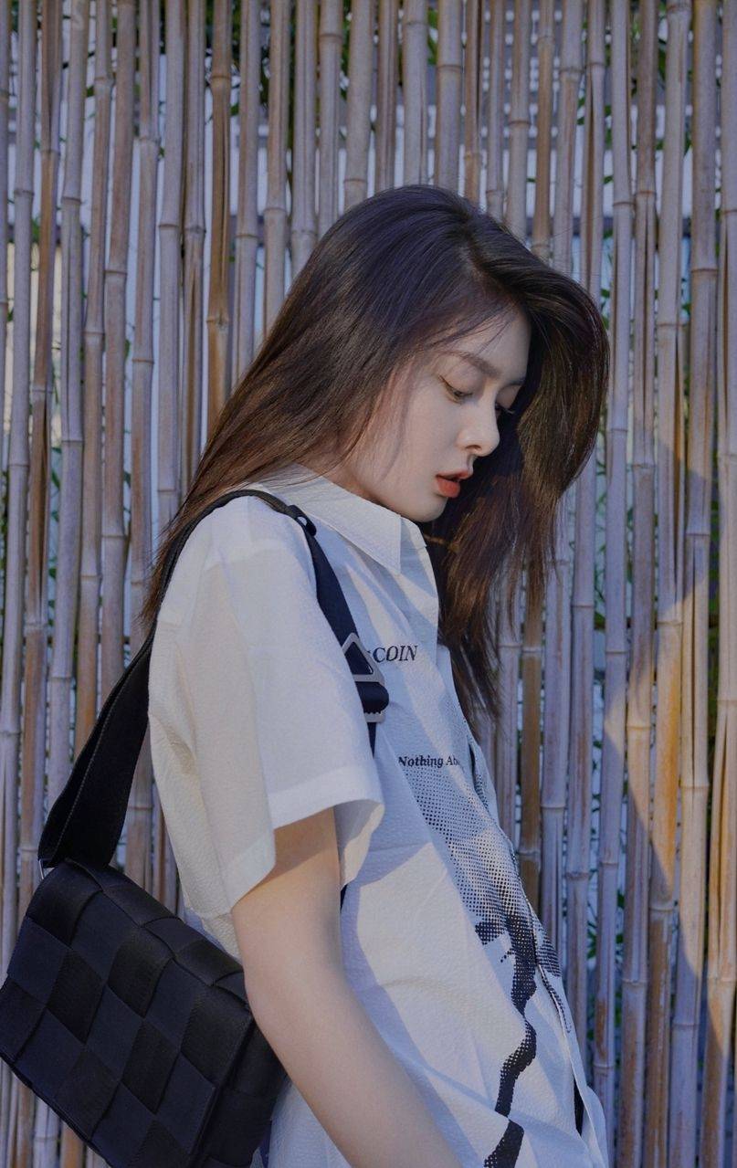 傅菁黄色长发搞怪写真