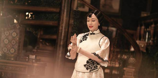 她在易家如履薄冰,更像女管家!