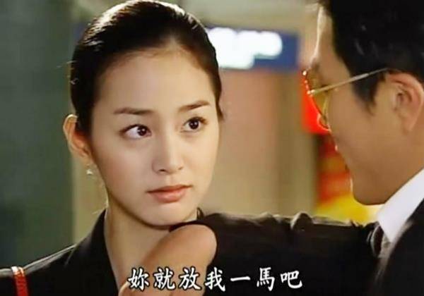 脸型也流畅,整个人都经得起各种妆发考验即便是低马尾也能看出头颅