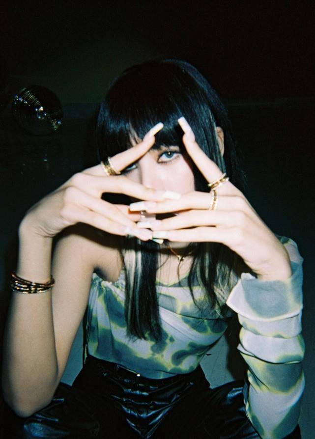 原创lisa专辑正式预告银色麻花辫加红色短裙这个造型真的可以吗