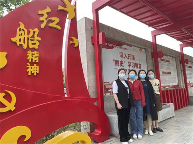 党员教师,青年教师一同前往高新区法治主题公园,学习"四史"知识,感受"