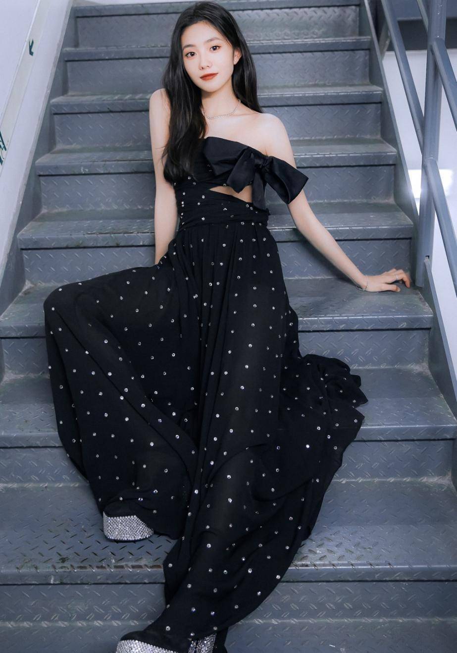 原创95后小花刘浩存机场路透照曝光纤细美腿超笔直胳膊白到发光