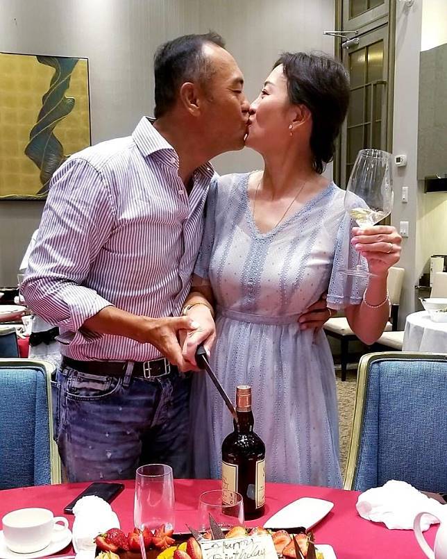 港姐梁佩瑚携富豪老公打球任达华惊喜亮相两鬓斑白老态尽显