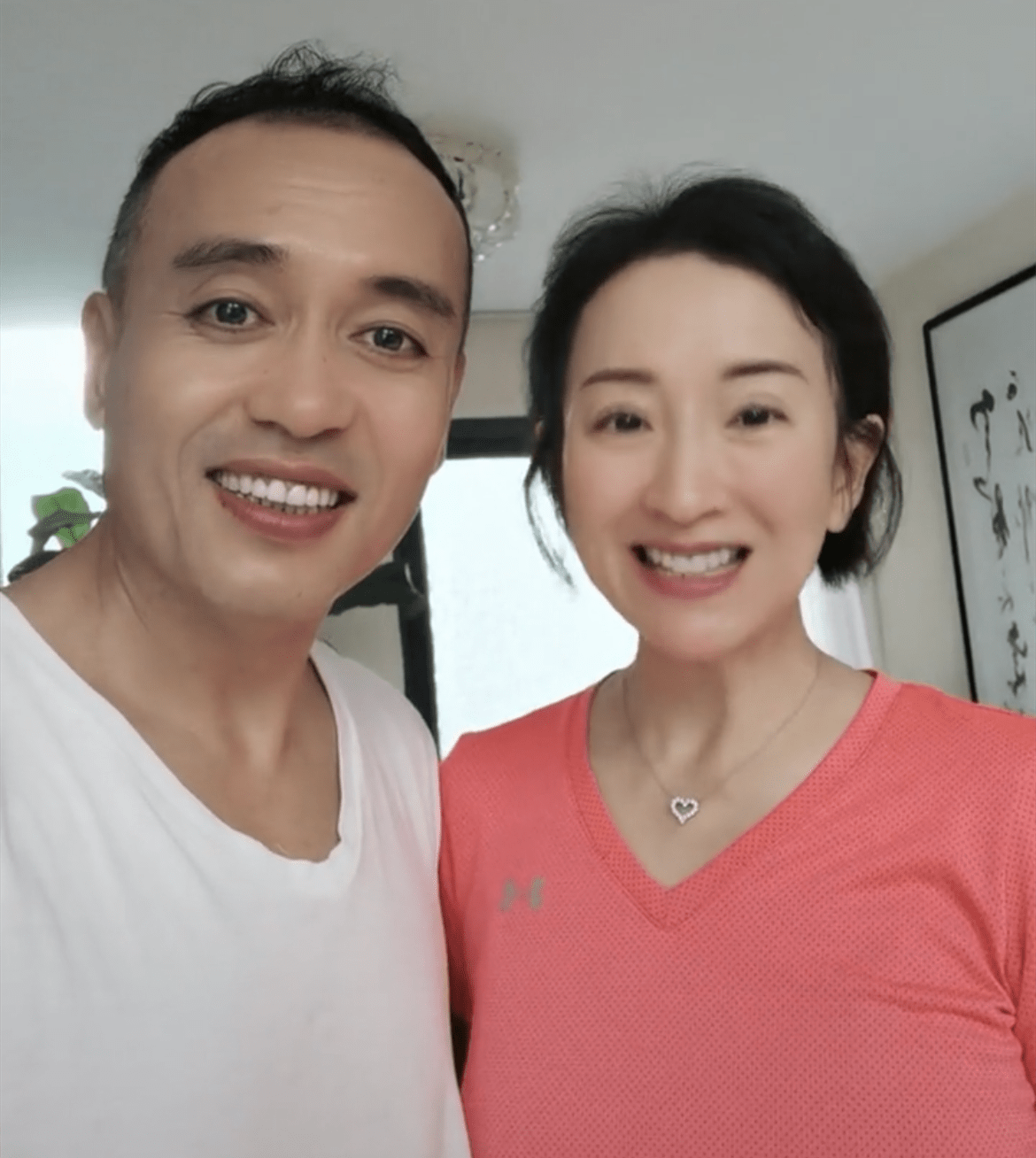 港姐梁佩瑚携富豪老公打球任达华惊喜亮相两鬓斑白老态尽显