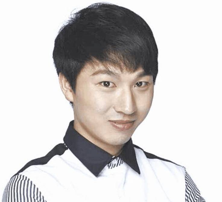 郑才千出生于江苏,自小便拥有超群的记忆力,对他而言,学习是一件非常