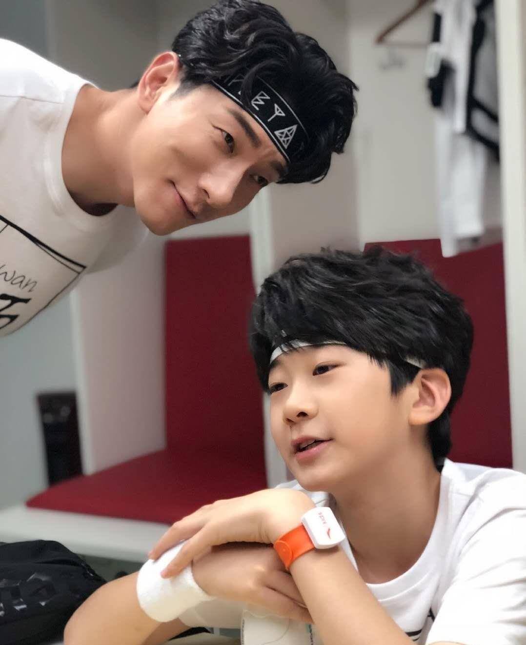 张亮12岁儿子放羊视频曝光,腿长颜高,被网友称为"小男神"_张悦轩_寇静