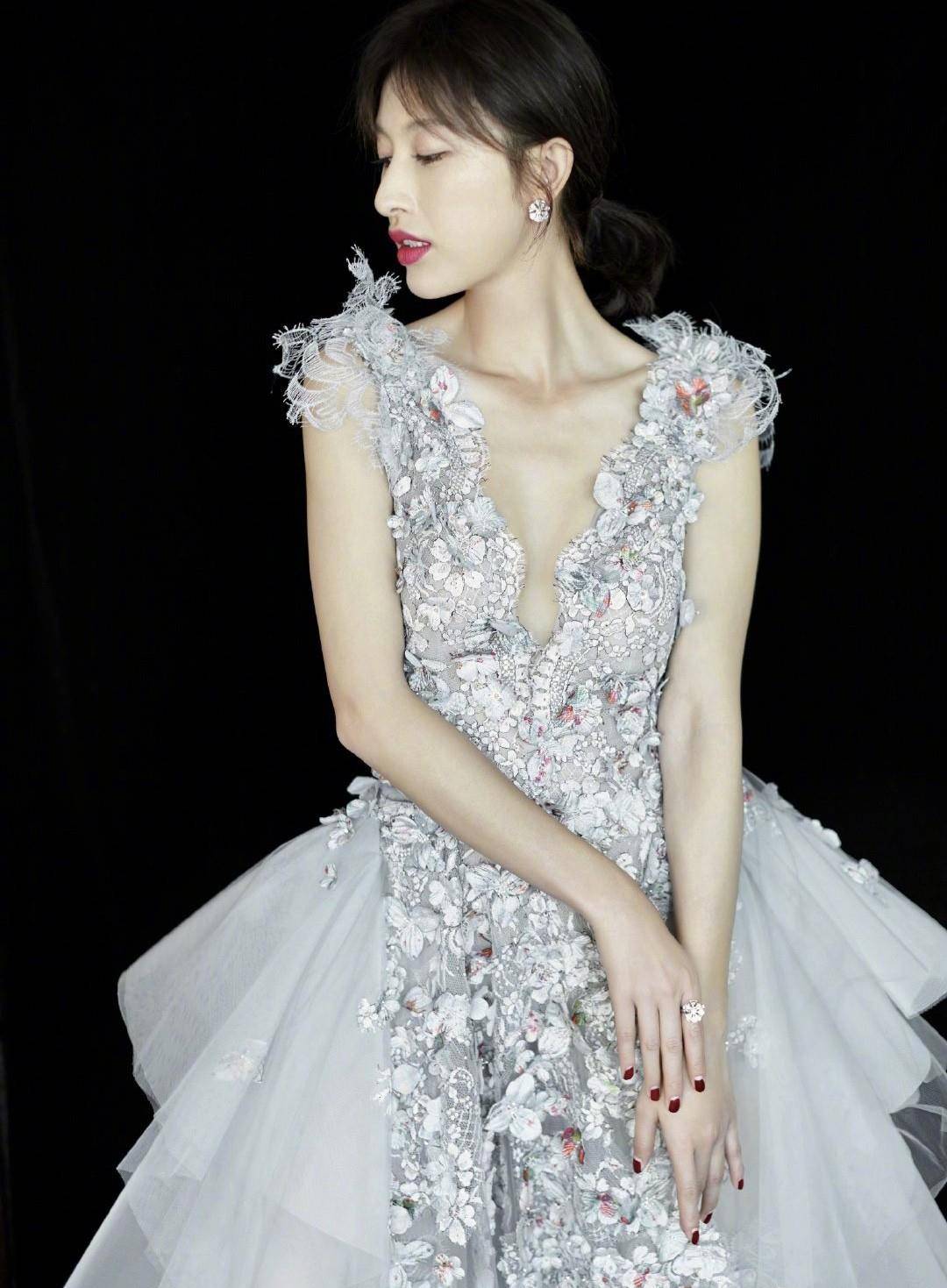 35岁张俪放得开穿蓝色深v礼服秀事业线凹凸线条太撩人