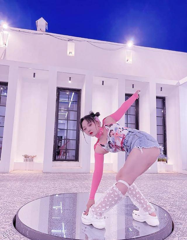 辣目洋子穿衣太辣了粉色泳衣配浅色牛仔裤微胖身材照样美