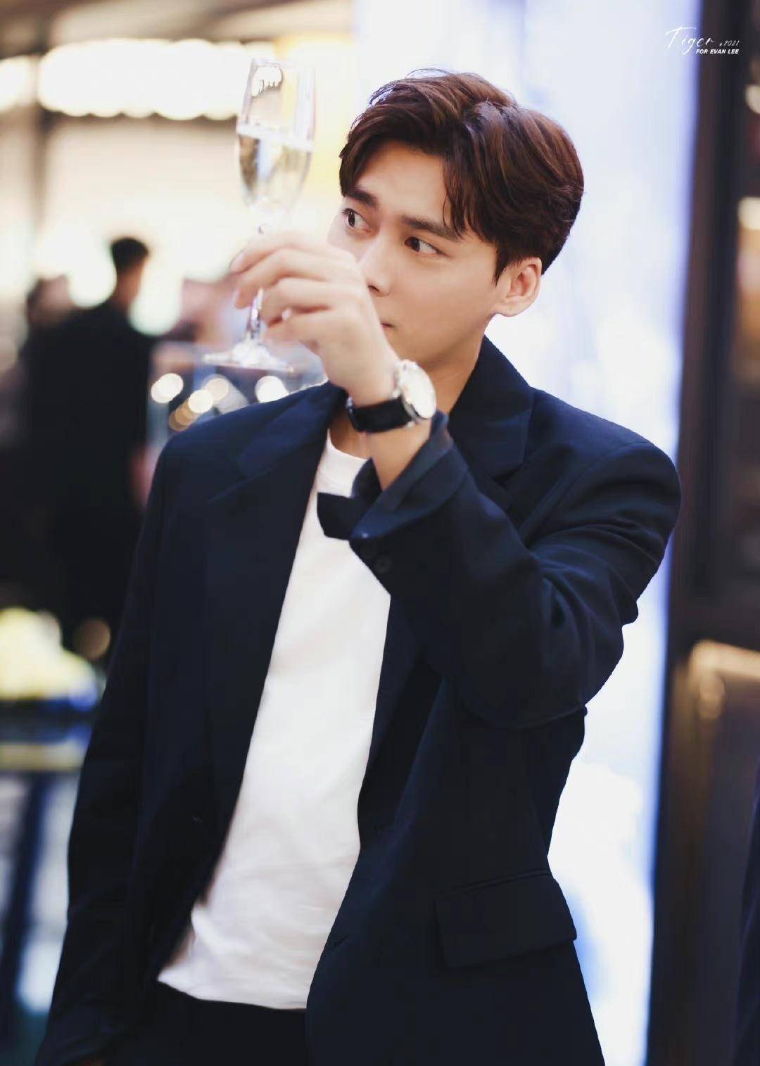 原创李易峰线下生图曝光身材比例简直完美这么多年依旧很红