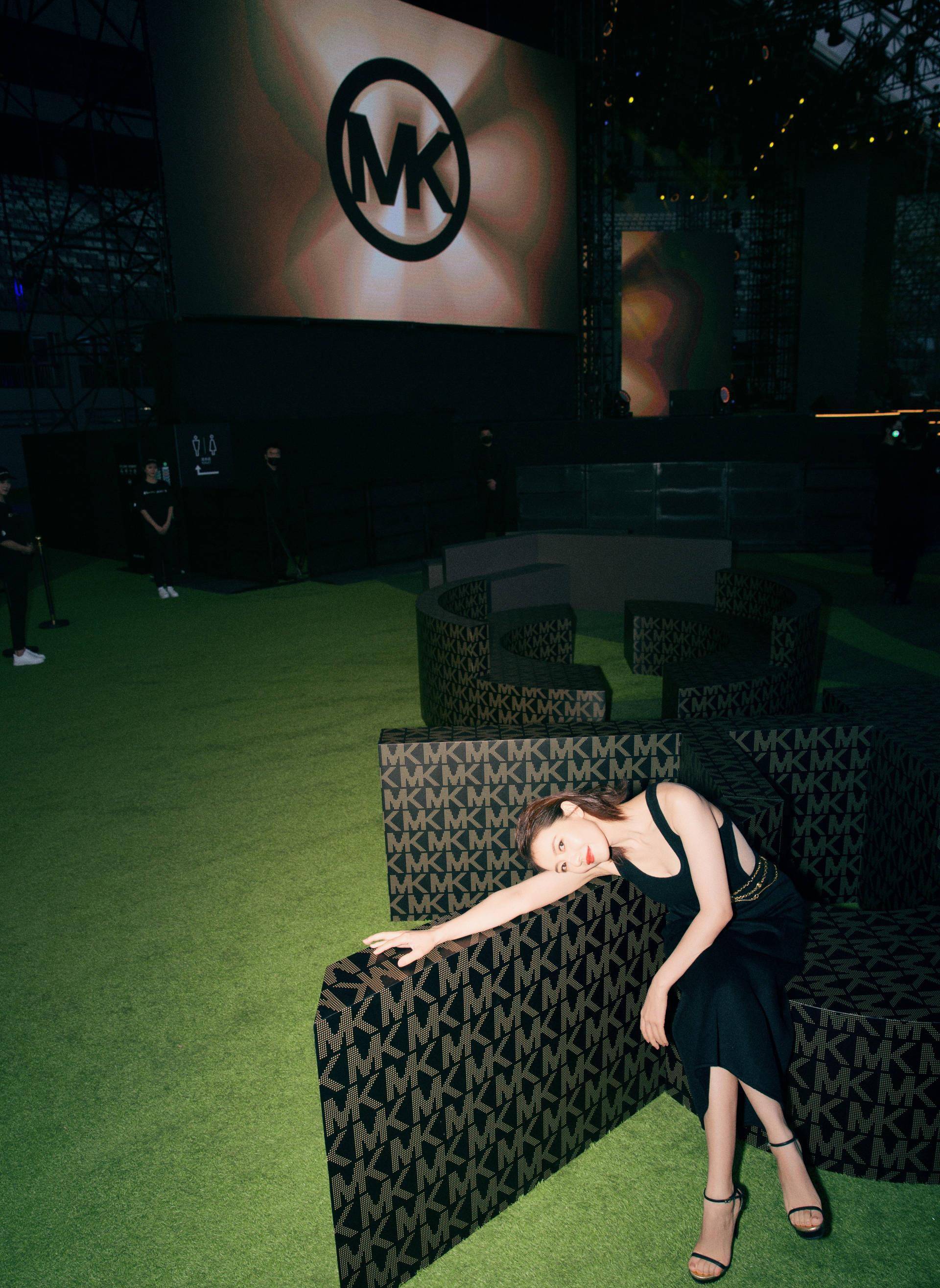 原创高圆圆出席线下活动黑色大露背镂空裙不见赘肉41岁美出新高度