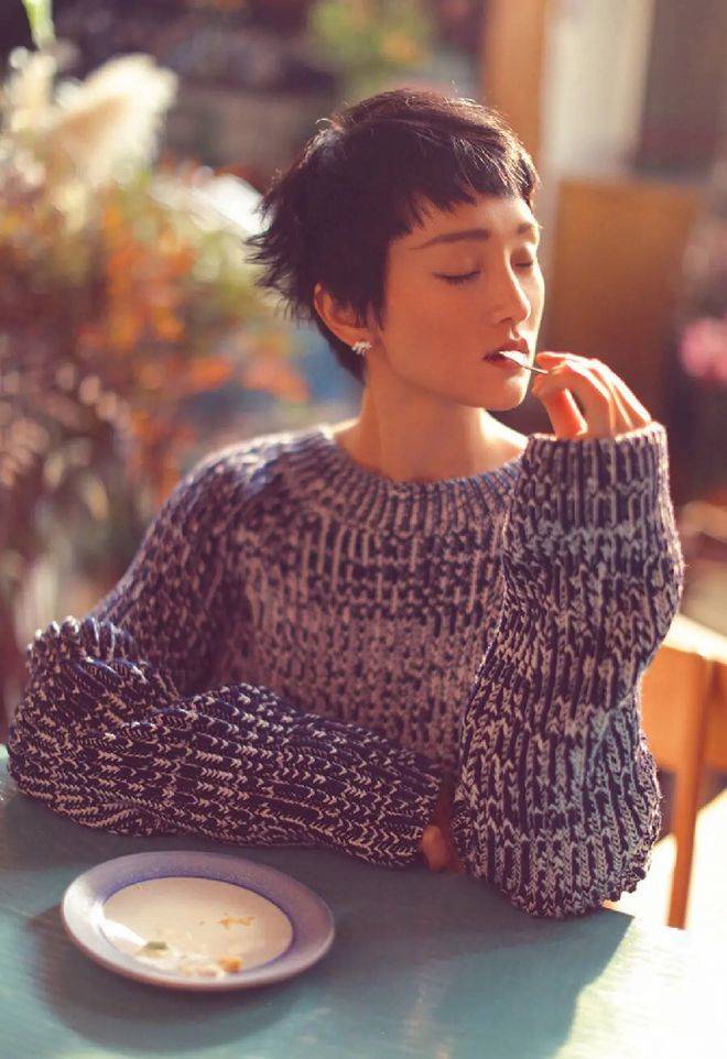 周迅的自信一般人比不了,弄着凌乱的风吹发型,看着还怪可爱的_短发