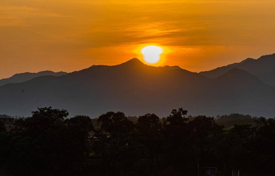 冬天夕阳诗词六首 万峰寒翠里 一点夕阳红 太阳 江南 梅花