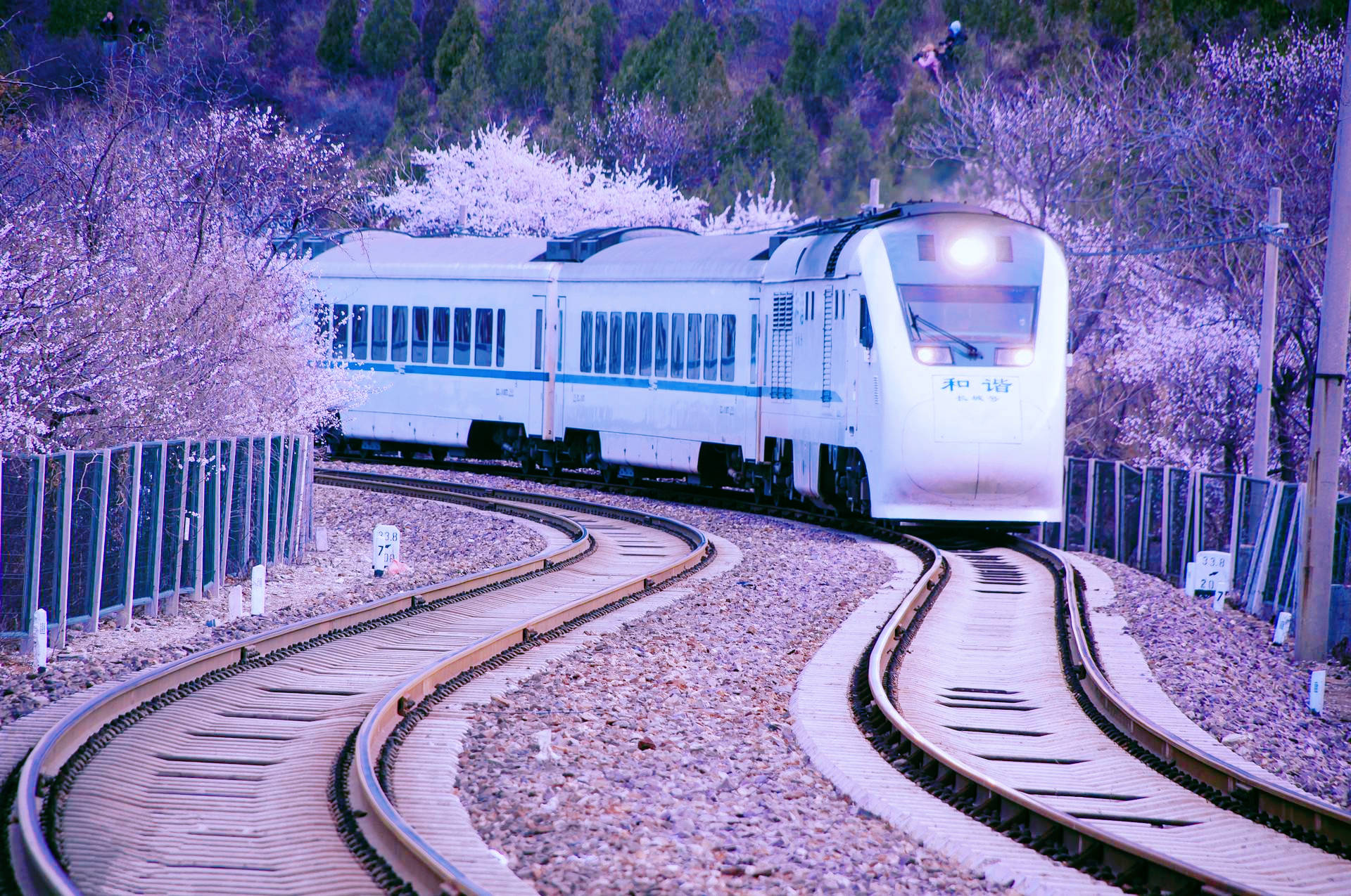 火车在行驶过程中,为什么要往轨道上喷撒沙子?