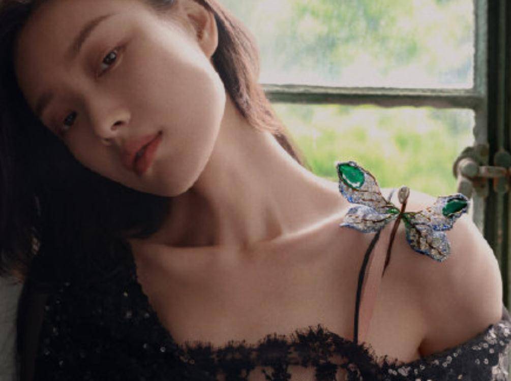 原创倪妮六月刊露肩封面照波浪长发造型时尚万种大气时尚