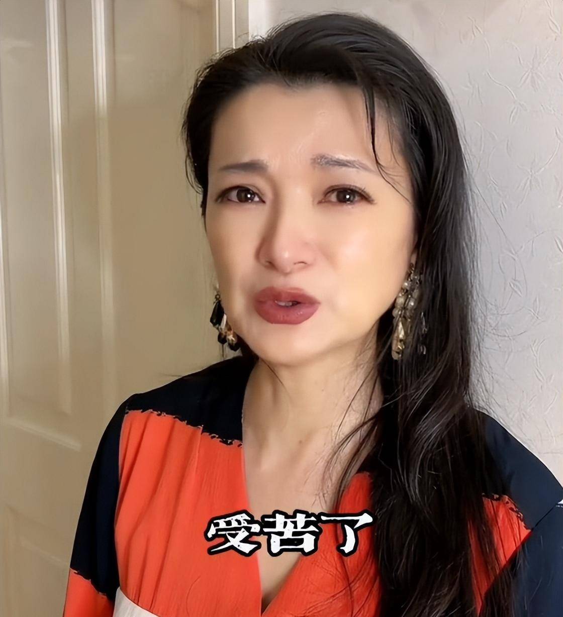 原创54岁金花婆婆曝近照打扮时尚颜值仍在线脸部歪斜不对称引热议