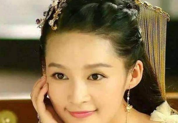 原创             5位女星古装剧戴手链，赵丽颖唯美，杨幂高贵，而她是小时候回忆