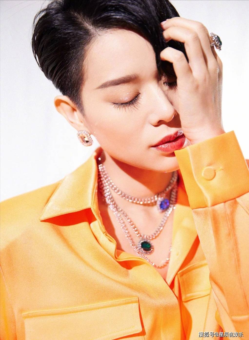 岁月不败美人胡杏儿橘色套装拍写真大片短发造型比男星还帅气